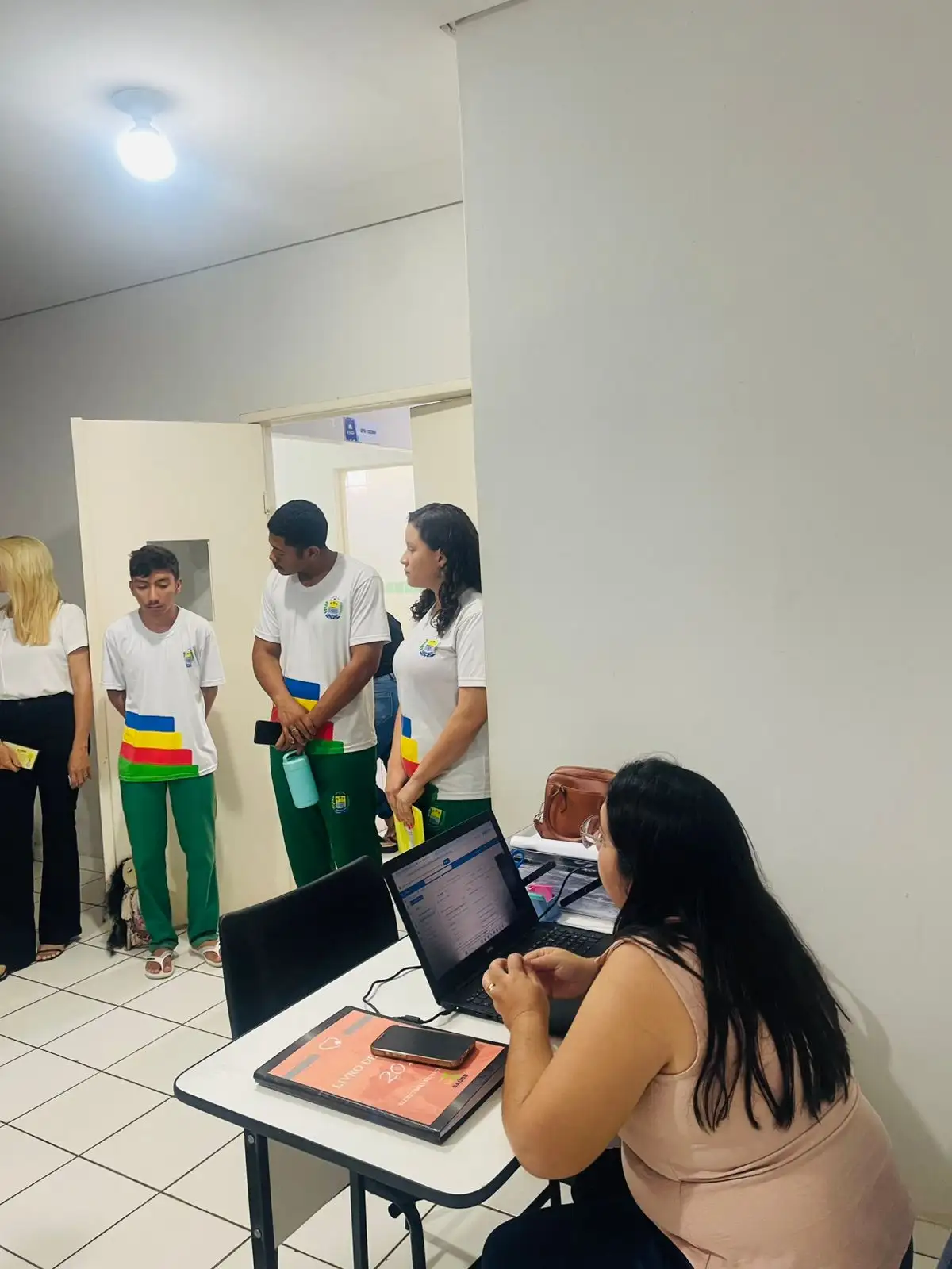 Foto 6 – Alunos do CETI Ribamar Lopes vivenciam na prática o dia a dia da Secretaria de Saúde