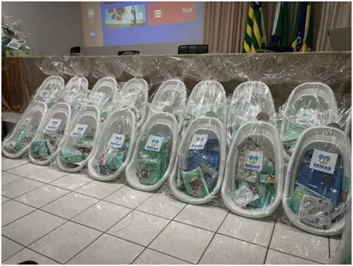 Foto 1 – Entrega de enxovais durante o Agosto Dourado