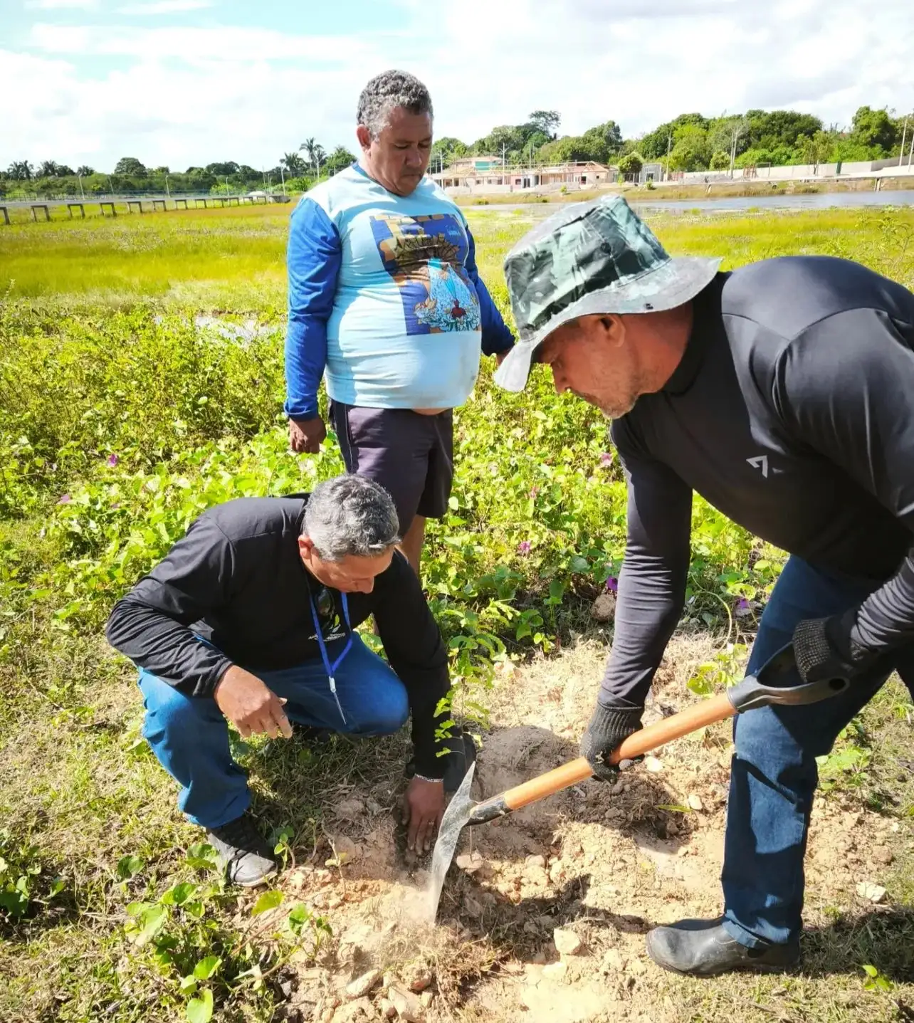 Foto 1 – Semana do Meio Ambiente 2025: Plantio simbólico no açude reforça compromisso com a sustentabilidade