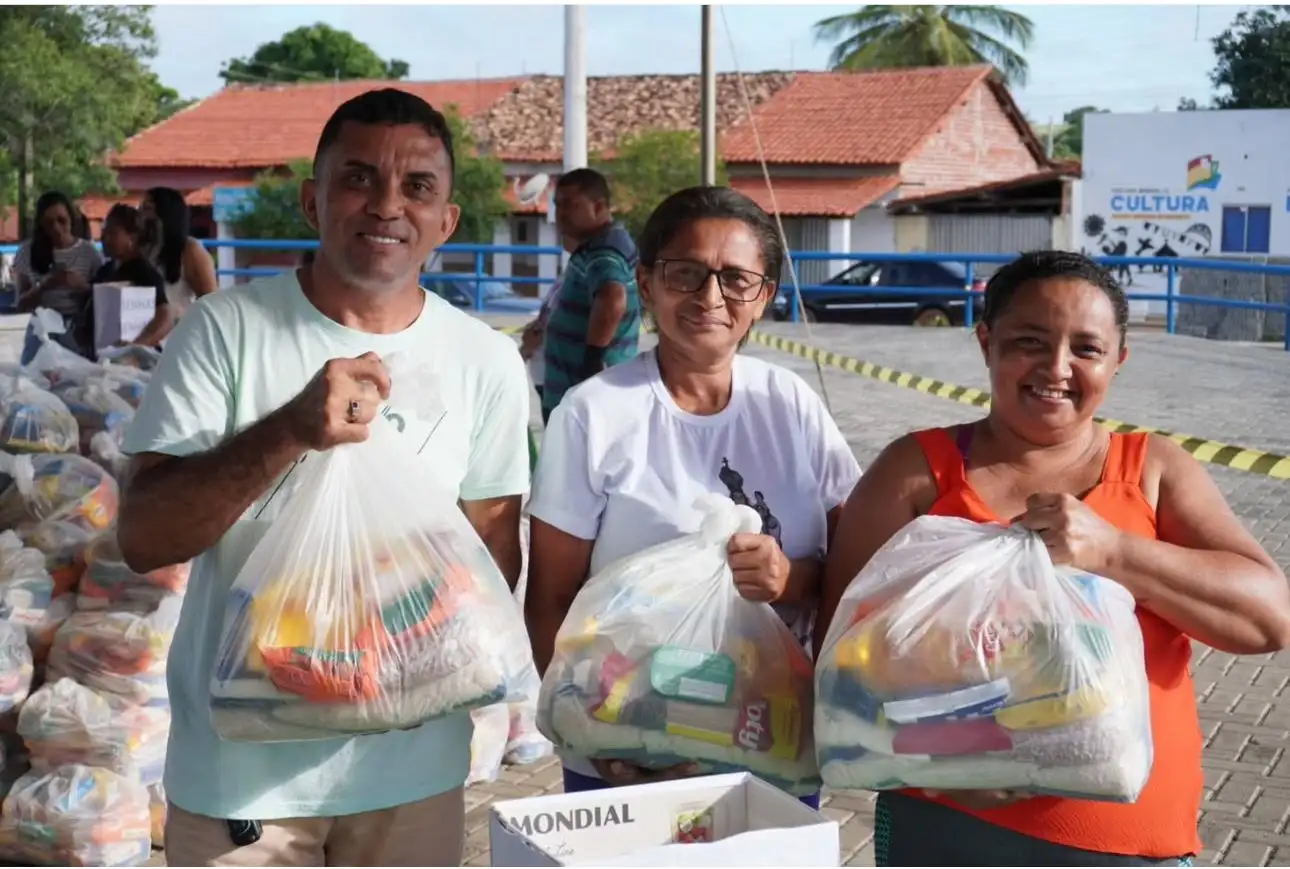 Foto 2 – Entrega das cestas básicas para as famílias do município