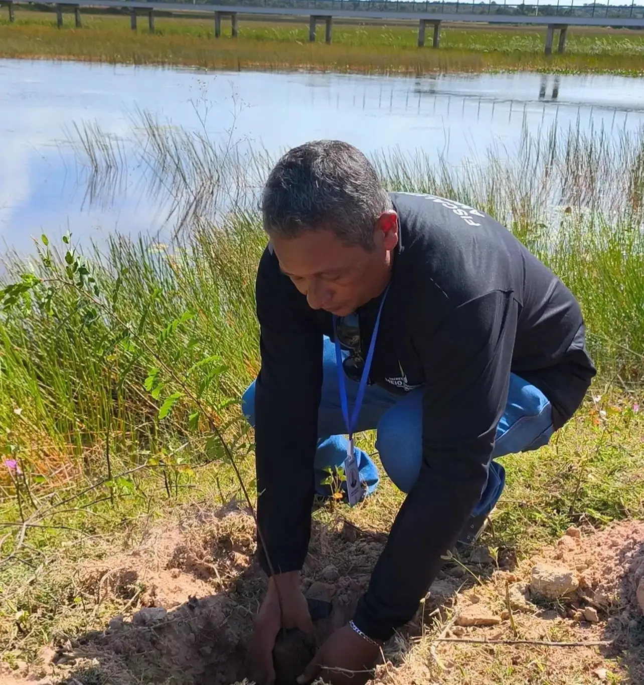 Foto 3 – Semana do Meio Ambiente 2025: Plantio simbólico no açude reforça compromisso com a sustentabilidade