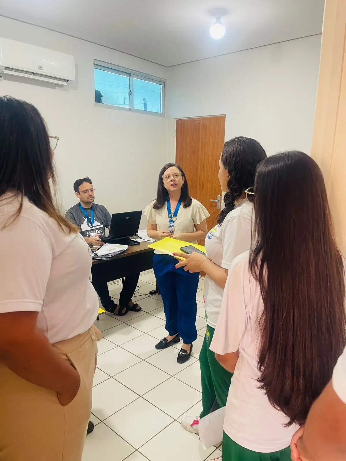 Foto 4 – Alunos do CETI Ribamar Lopes vivenciam na prática o dia a dia da Secretaria de Saúde