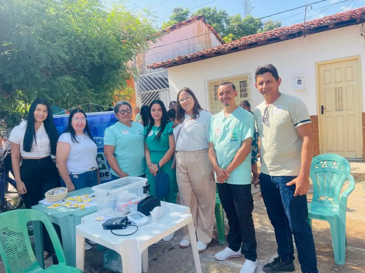Foto 1 – Saúde presente no Desfile Cívico: garantindo cuidado, prevenção e segurança para a população 💙✨