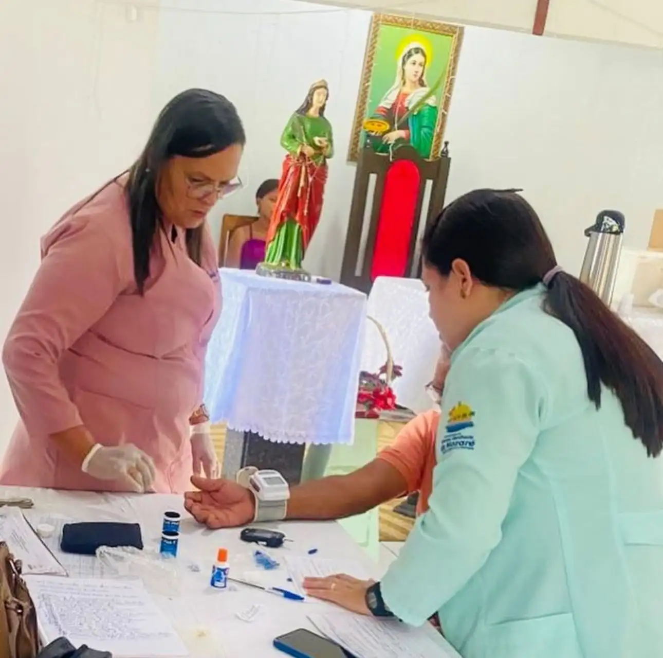 Foto 1 – Atendimento médico e de enfermagem na Igreja do Angelim com o ACS José Wilson