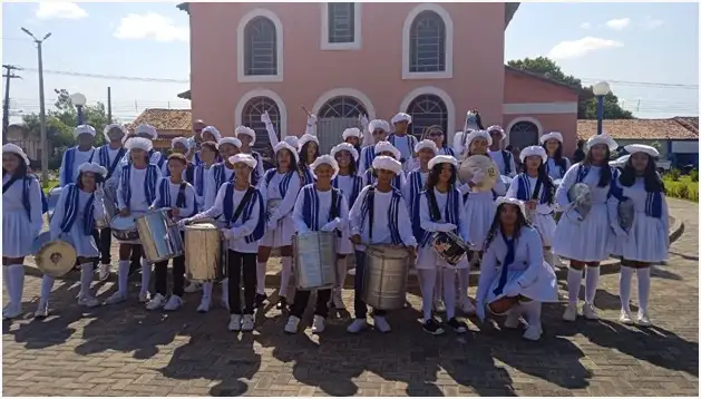 Foto 1 – Desfile Cívico com banda fanfarra e alunos do Serviço de Convivência