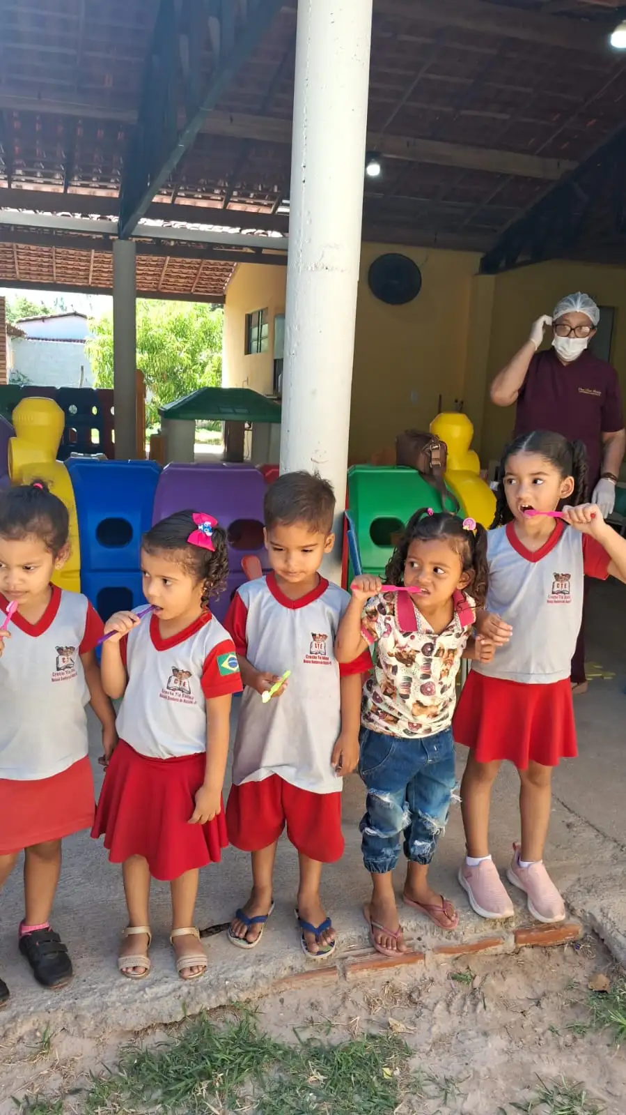 Foto 1 – Saúde na Escola: Creche Tia Eulina promove ação de higiene bucal para as crianças 🪥✨