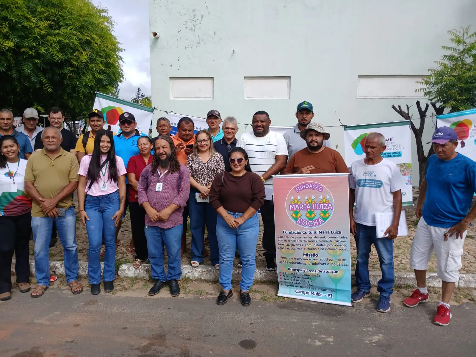 Município recebe mudas de caju para fortalecer agricultura local .