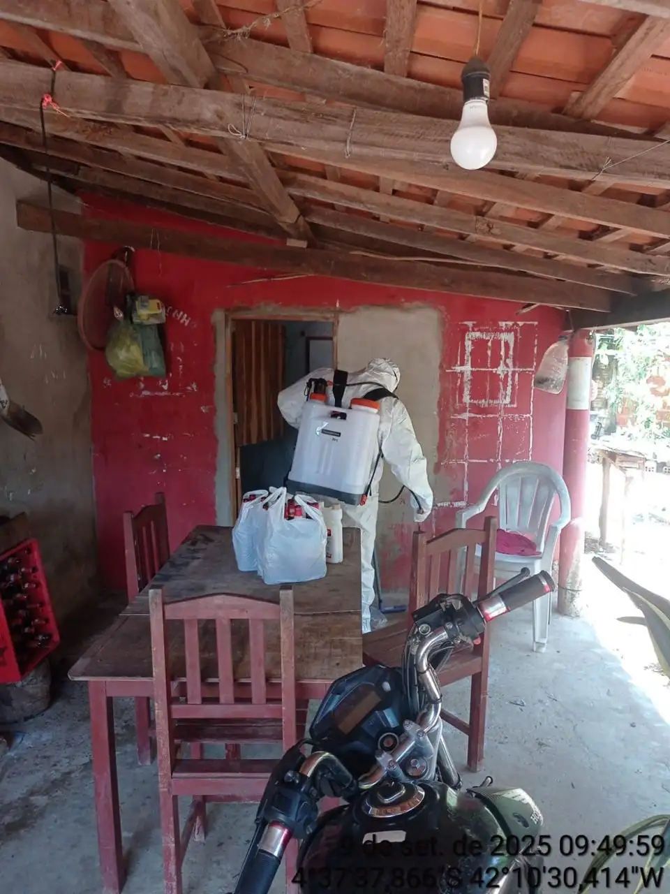 Foto 2 – Ação de Controle da Leishmaniose: detetização garante mais segurança para famílias e comunidade 🏠✨