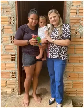 Foto 1 – Crianças do Programa Criança Feliz recebem brinquedos na localidade Pereiros