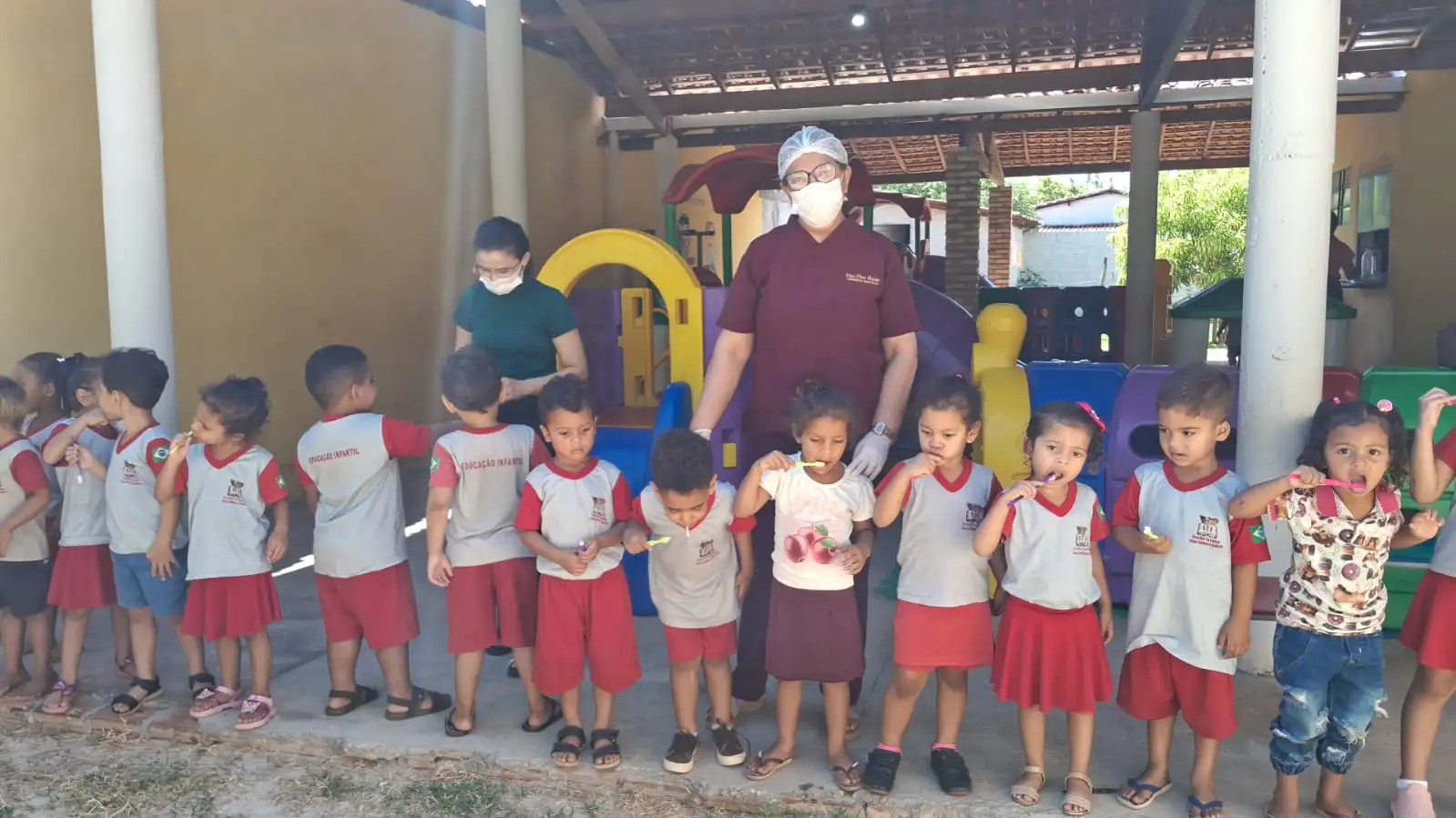 Foto 2 – Saúde na Escola: Creche Tia Eulina promove ação de higiene bucal para as crianças 🪥✨