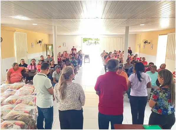 Entrega de cestas básicas beneficia famílias na localidade Pereiros