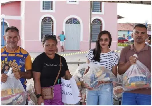 Foto 1 – Entrega de cestas básicas no período da Semana Santa
